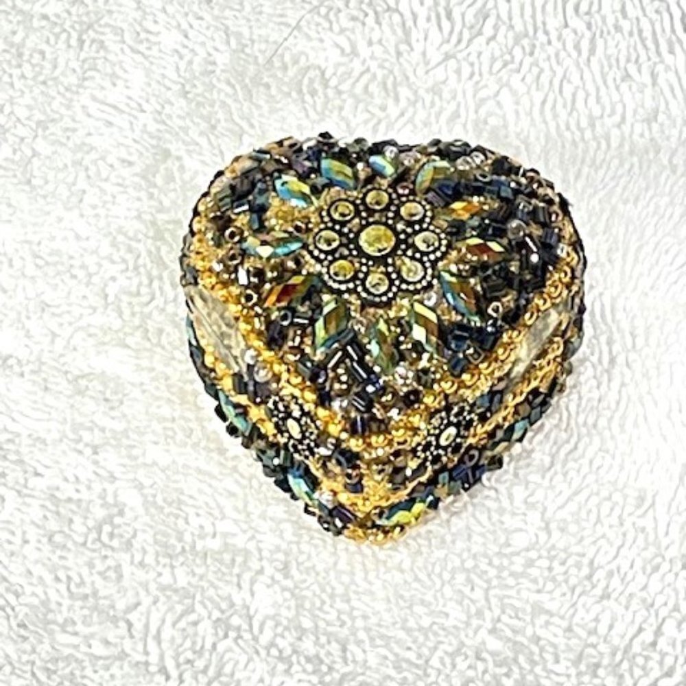 Small gold sequined metal ring box. - Picture 2 of 5